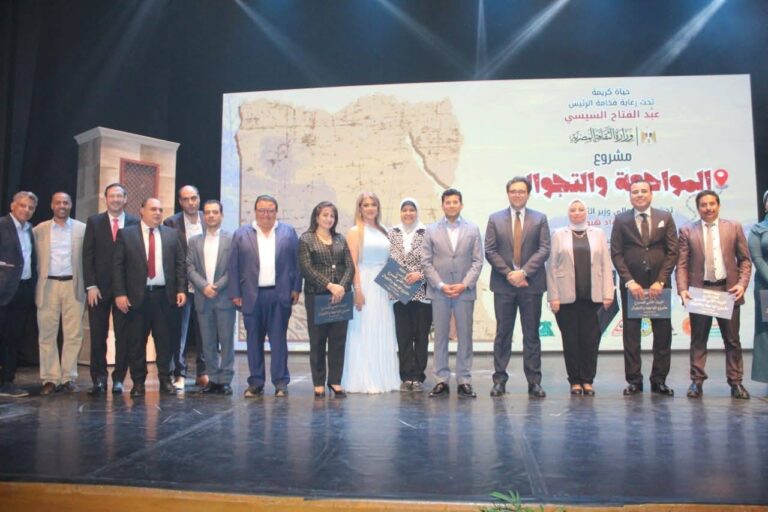 تكريم جمعية أنا مصري بقنا من وزيري الثقافة والشباب تقديرًا لدورها المستمر في دعم مسرح المواجهة والتجول.