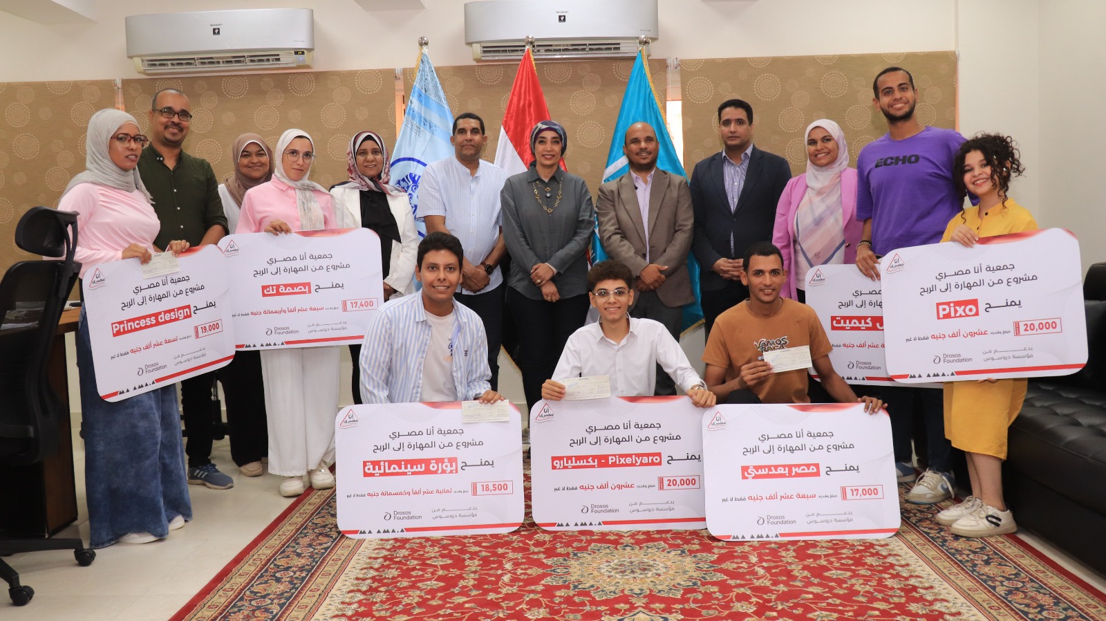 جمعية أنا مصري بقنا تسلّم دعم مادي بإجمالي 160 جنيه للشباب بجامعة الأقصر